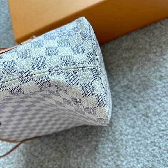 Louis Vuitton Neverfull Rose Ballerine MM White
Damier Azur Canvas - Picture 5 of 13